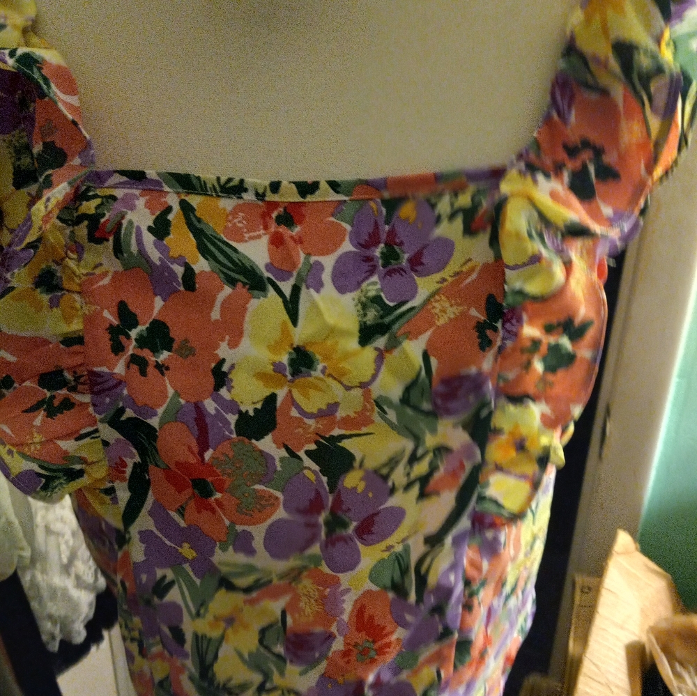 new,floral multicolor 2 ruffled blouse top size small. square neck& ties back.
